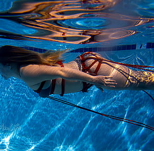 Underwater shibari'