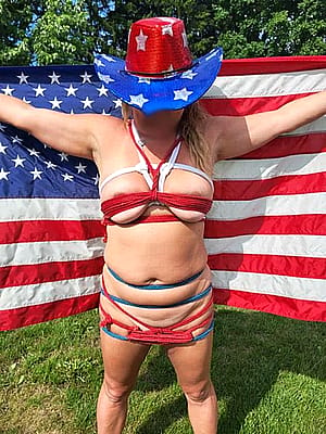 A little patriotic body tie'